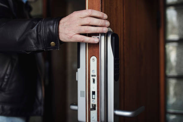 πόρτα ασφαλείας με σύγχρονη κλειδαριά